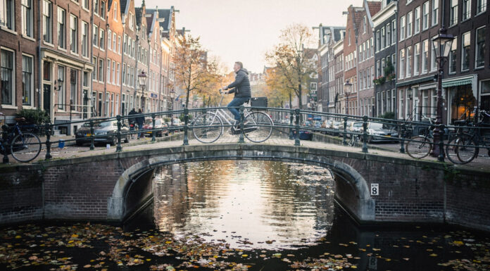 Pedaleando por Ámsterdam: la guía que necesitás antes de alquilar una bici en la ciudad más ciclista de Europa