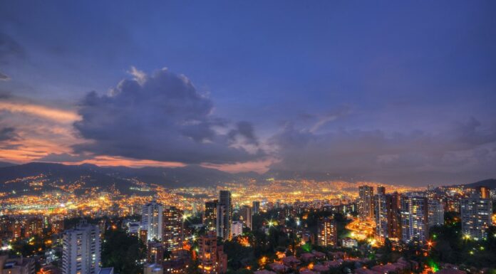 La noche de Medellín que los argentinos no esperábamos: bares, música y una ciudad que late diferente