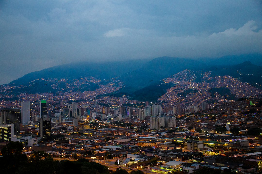 La noche de Medellín que los argentinos no esperábamos: bares, música y una ciudad que late diferente