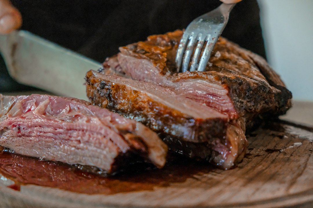 El asado argentino no es solo comida: es el ritual que define quiénes somos