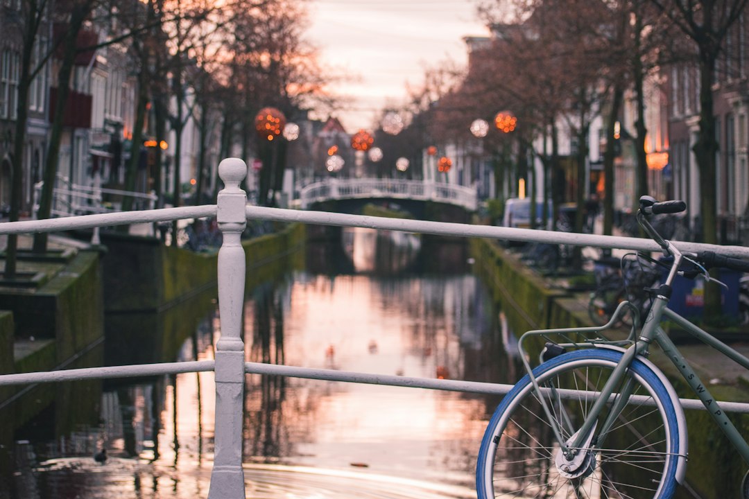 Andá en bici por Ámsterdam como un local: la guía que te falta para no terminar en un canal