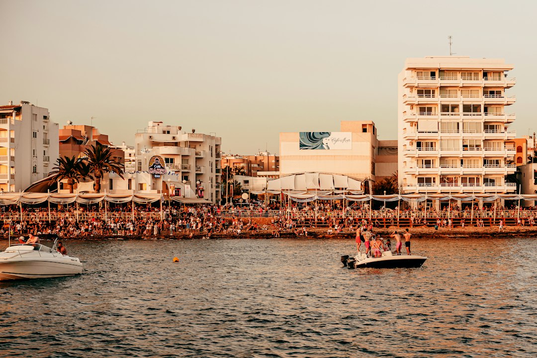 Ibiza de noche: la isla donde la fiesta no descansa y vos querés estar