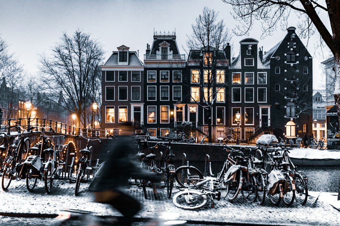 Pedaleando por Ámsterdam: cómo la bicicleta te abre las puertas de una ciudad que los turistas no ven