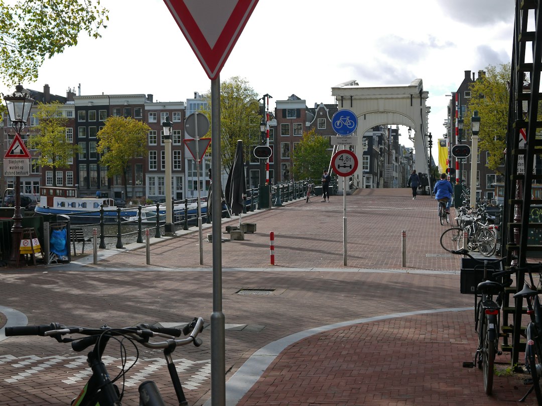 Ámsterdam en bicicleta: la forma más holandesa de descubrir la ciudad que todos querés conocer