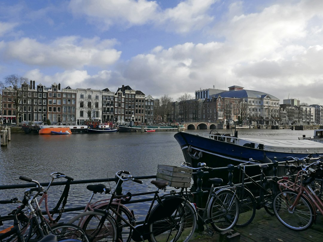 Pedaleando por Ámsterdam: cómo la bicicleta te abre las puertas de una ciudad que los turistas no ven