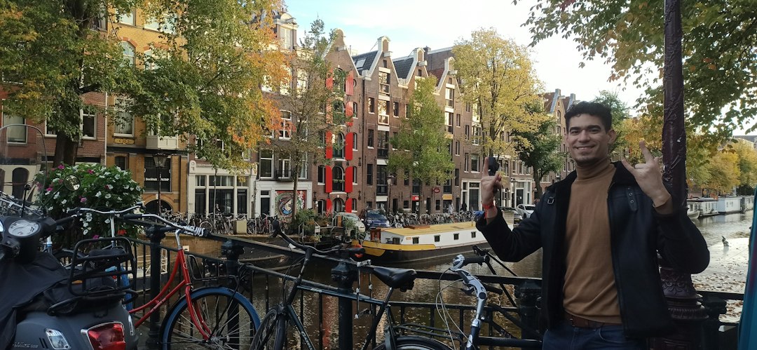 Pedaleando por Ámsterdam: la guía que necesitás antes de alquilar una bici en la ciudad más ciclista de Europa