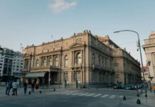 Las fachadas que susurran historias: el arte de leer la arquitectura del casco histórico porteño