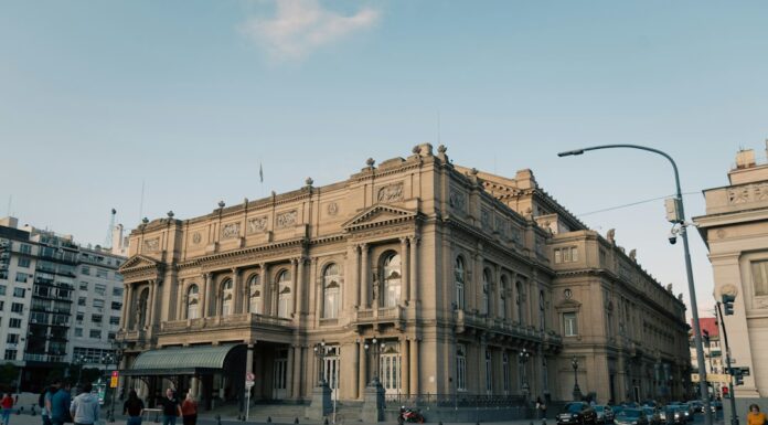 Las fachadas que susurran historias: el arte de leer la arquitectura del casco histórico porteño