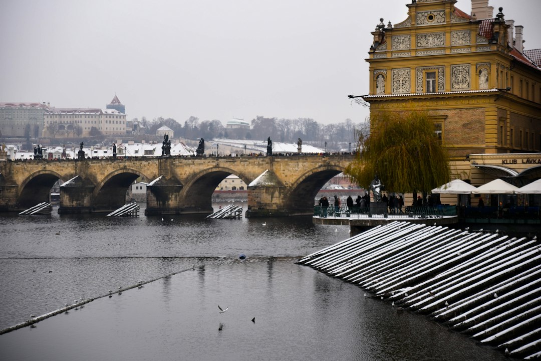 Praga en invierno: la ciudad medieval que te hipnotiza cuando todos se van