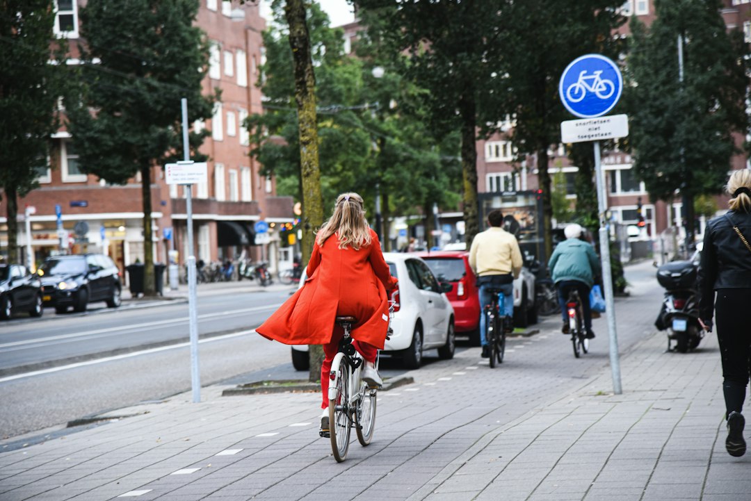 Ámsterdam en bicicleta: la forma más holandesa de descubrir la ciudad que todos querés conocer