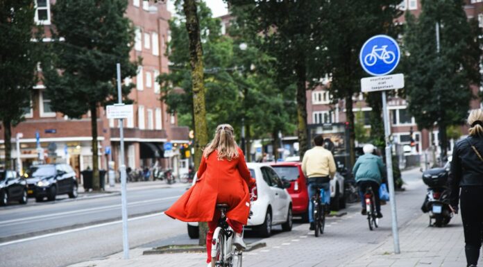 Andá en bici por Ámsterdam como un local: la guía que te falta para no terminar en un canal