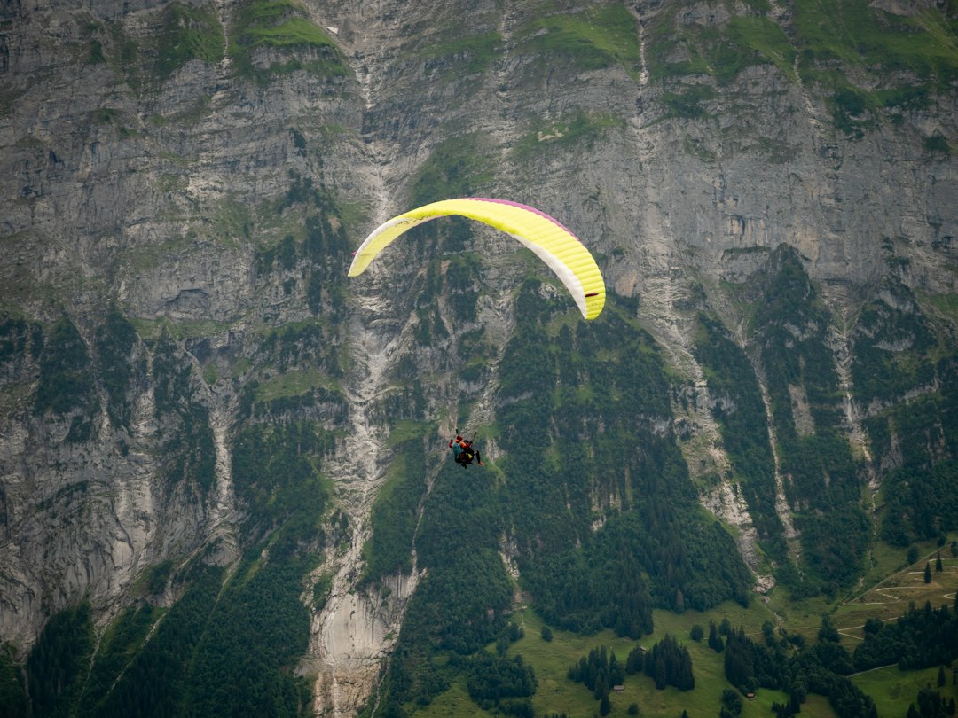 Por qué Interlaken es el paraíso del parapente que todo argentino debería probar una vez