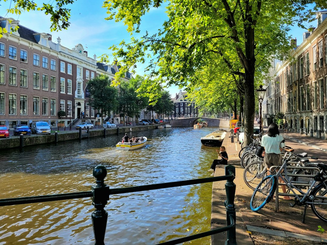 Pedaleando por Ámsterdam: la guía que necesitás antes de alquilar una bici en la ciudad más ciclista de Europa