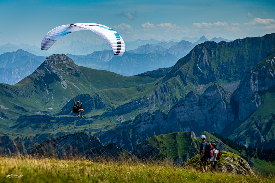 Por qué Interlaken es el paraíso del parapente que todo argentino debería probar una vez