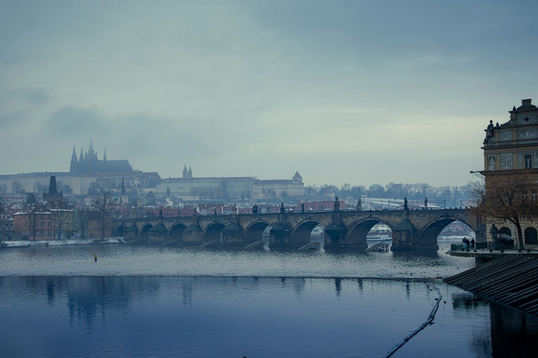 Praga en invierno: la ciudad medieval que te hipnotiza cuando todos se van